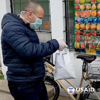 Kosovo youth connect local citizens with local producers during pandemic