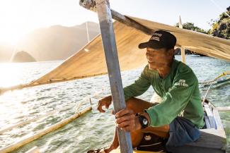 Elias Ruta is a life-long fisherman who now works as a tour guide and ranger for Siete Pecados Marine Park. Ecotourism is a conservation enterprise intended to reduce fishing pressure in the nearshore environment.