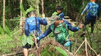 A group of volunteers dismantle an illegally established hut.