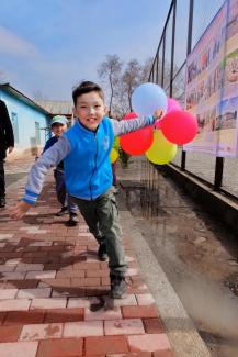 В Шагыме появилась новая детская площадка, на которой могут играть и дети с инвалидностью.