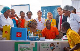Mozambique and the United States jointly launch a vaccination campaign for adolescents aged 12 to 17, providing Pfizer-BioNTech vaccines.