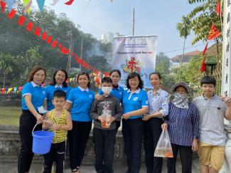 Some members of the Women's Union of Bac Tu Liem district in the campaign.