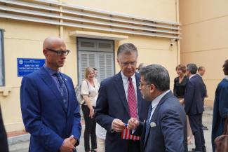 Quyền Giám đốc USAID Việt Nam Bradley Bessire (đứng bên trái) và Đại sứ Hoa Kỳ tại Việt Nam Daniel J. Kritenbrink (đứng giữa) trao đổi với Chủ tịch kiêm Tổng Giám đốc AstraZeneca Vietnam Nitin Kapoor tại sự kiện.