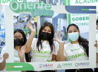 Students participate in civic education at the Universidad de Oriente in El Salvador. 