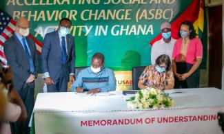 Dr. Patrick Kumah Aboagye, Director General of Ghana Health Service, and Dr Zohra Balsara, Director of the Health Population and Nutrition Office of USAID/Ghana signing the MOUs.
