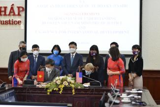Giám đốc USAID Việt Nam Ann Marie Yastishock và Thứ trưởng Bộ Tư pháp Nguyễn Khánh Ngọc cùng ký bản ghi nhớ.