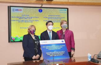 Giám đốc USAID Việt Nam Ann Marie Yastishock, Thứ trưởng Bộ Y tế Trần Văn Thuấn và Trưởng đại diện UNICEF tại Việt Nam Rana Flowers tại sự kiện.
