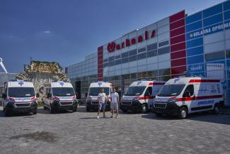 SAD donirale još pet ambulantnih vozila za zdravstvene ustanove u Srbiji 