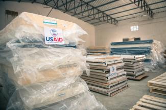 USAID a fait don de 336 lits d'hôpital et de matériel d'accouchement et de chirurgie à 190 centres de santé de base et hôpitaux de district dans la région Atsimo Andrefana. 