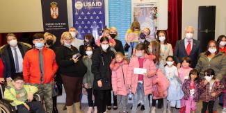 Uručena humanitarna novčana davanja porodicama sa decom kao odgovor na krizu izazvanu pandemijom COVID-19