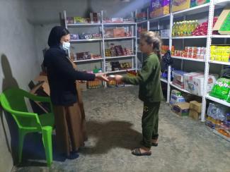 Naleen makes her first sale in her new mini-market located in Kobarto 1 Camp in Duhok.