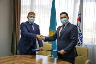 USAID's Power Central Asia Chief of Party and Samruk-Energy Director Shaking Hands at the MoU Signing
