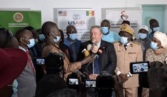  Le directeur de l'USAID, Peter Trenchard, s'adressant à la presse après l'inauguration.