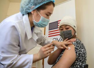 ​​​​​​​В общей сложности, Соединенные Штаты передали Кыргызской Республике более 450 тыс. доз вакцины Pfizer против COVID-19 с октября 2021 года.
