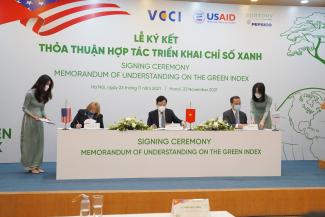 Mission Director Ann Marie Yastishock and representatives of VCCI and Suntory PepsiCo Vietnam sign the MoU.