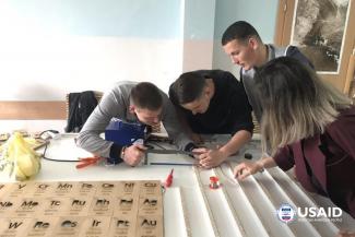 Gjimnazistët riciklojnë mobiljet prej druri për të krijuar materiale të reja mësimore