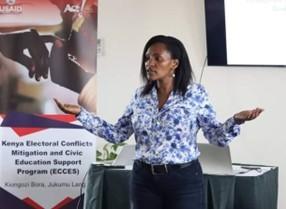 A facilitator from the Media Council of Kenya leads a session at a USAID supported training for journalists on ‘Conflict and Gender Sensitive Reporting’. USAID