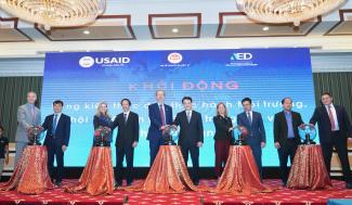 Giám đốc Khu vực Châu Á của USAID Michael Schiffer và Thứ trưởng Bộ KH-ĐT Trần Quốc Phương cùng các vị khách quý khởi động sáng kiến mới nhằm thúc đẩy thực hành kinh doanh có trách nhiệm xã hội.