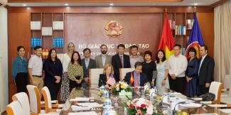 MOET Minister Nguyễn Kim Sơn and USAID/Vietnam Mission Director Aler Grubbs signs the MOU on Friday evening.