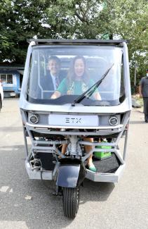 U.S. Ambassador to Sri Lanka tries out an electric three wheeler