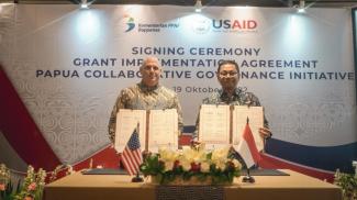 Jeffery P. Cohen, Direktur USAID Indonesia (kiri), dan Dr. Ir. Taufik Hanafi, MUP, Sekretaris Kementerian PPN/Sekretaris Utama Bappenas (kanan), menandatangani Grant Implementation Agreement Papua Collaborative Governance Initiative (State Dept. / USAID)