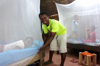 Pendant la campagne nationale, des millions de moustiquaires sont distribuées aux familles à travers Madagascar.