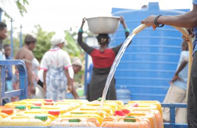Filling up vessels with clean water