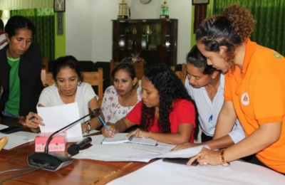Julia da Costa Freitas, second from left, a recruitment officer at the National Directorate of Human Resources, teaches municipal health staff about the new employment policies in May 2023. (Photo: Emilio Dos Santos/USAID LHSS Project-Timor-Leste)