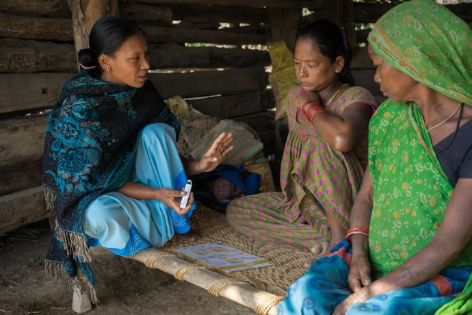 Nepalese women discuss use of chlorhexidine to prevent newborn infection. Photo: Thomas Cristofoletti/USAID